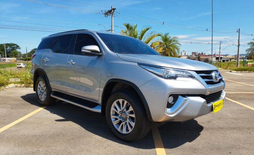 Toyota Hilux SW4  2.8 SRX